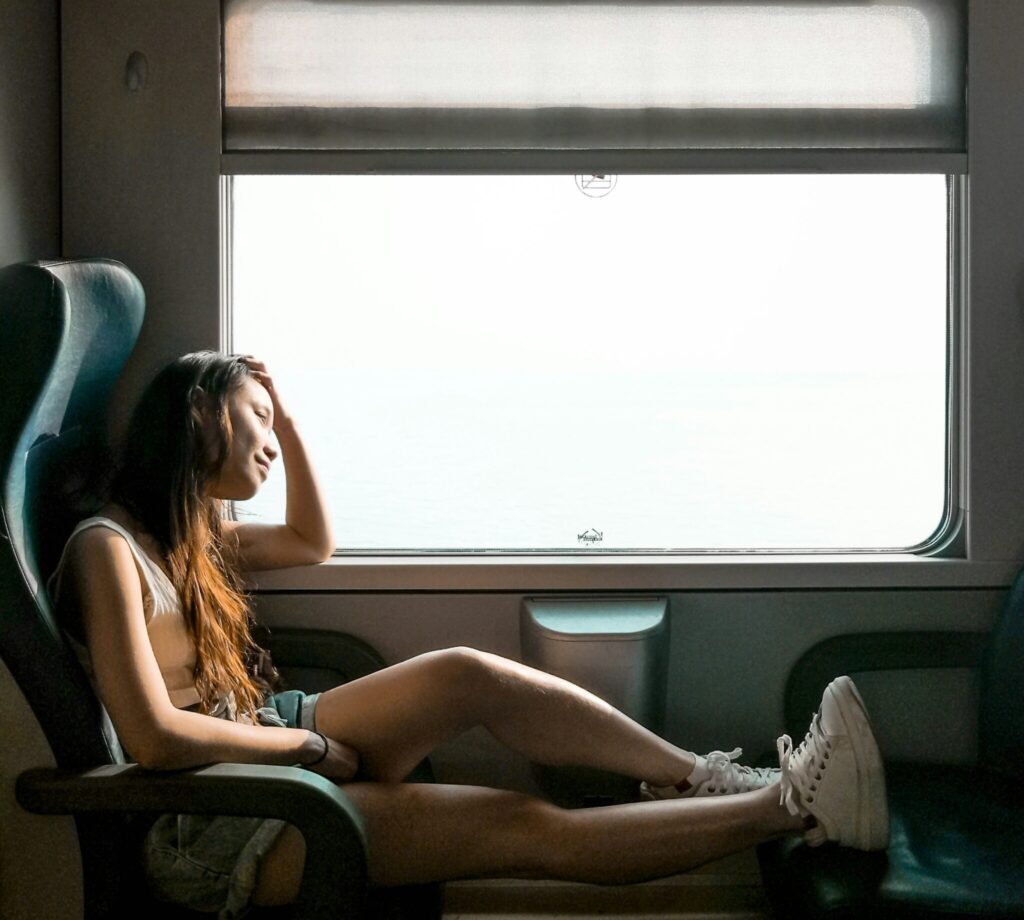 列車で旅する女の子