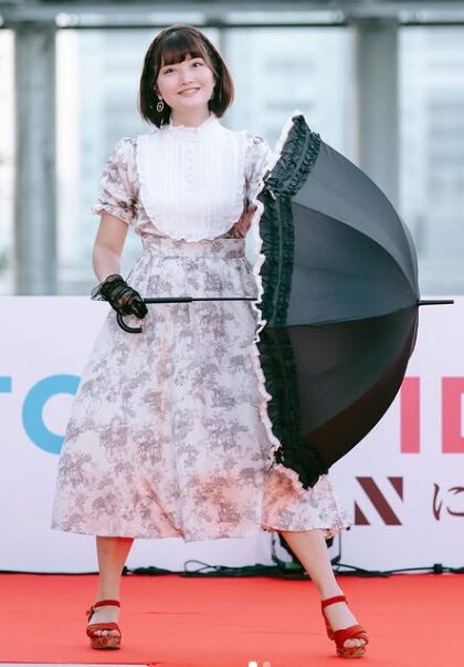 内田有紀 妹・澪奈の年齢＆【全身画像】｜ 似てない？評判を検証